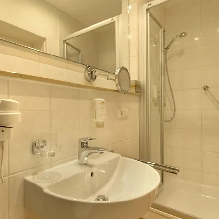 Kriemhild Am Hirschgarten Hotel Monaco di Baviera