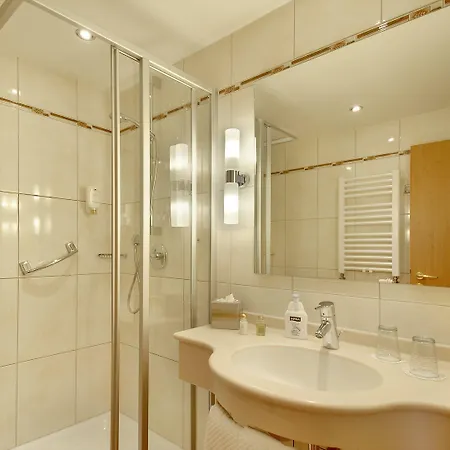 Hotel Kriemhild Am Hirschgarten 3*