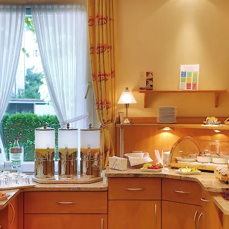 Hotel Kriemhild Am Hirschgarten 3*