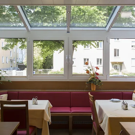 Kriemhild Am Hirschgarten 3* מינכן