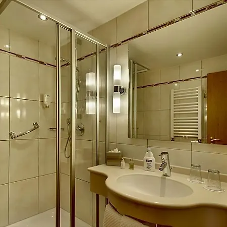 Hotell Kriemhild Am Hirschgarten 3*